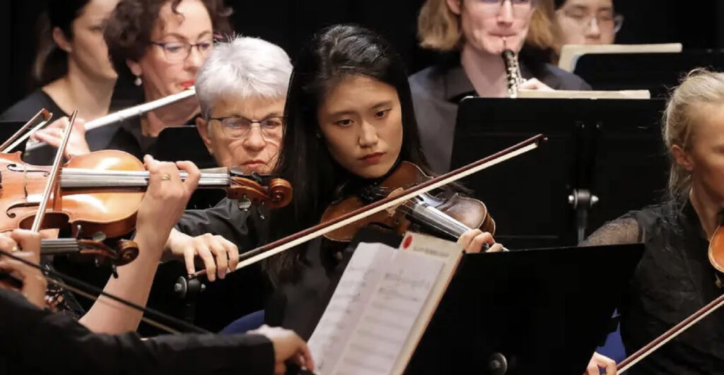 Julia Yoo playing Violin in orchestra