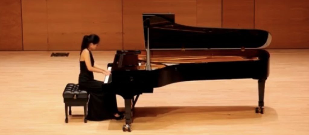 Julia-Yoo-Accompany on piano